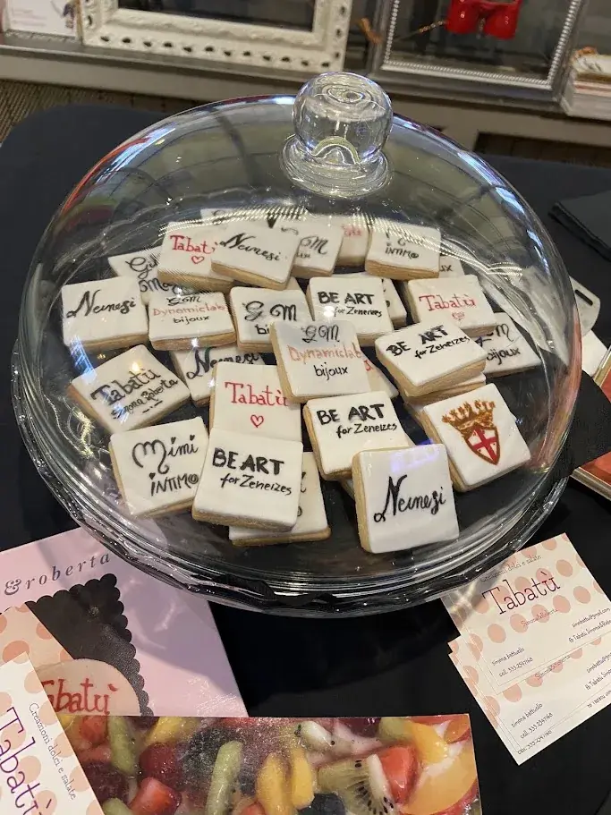 Biscotti personalizzati Tabatù esposti sotto campana di vetro