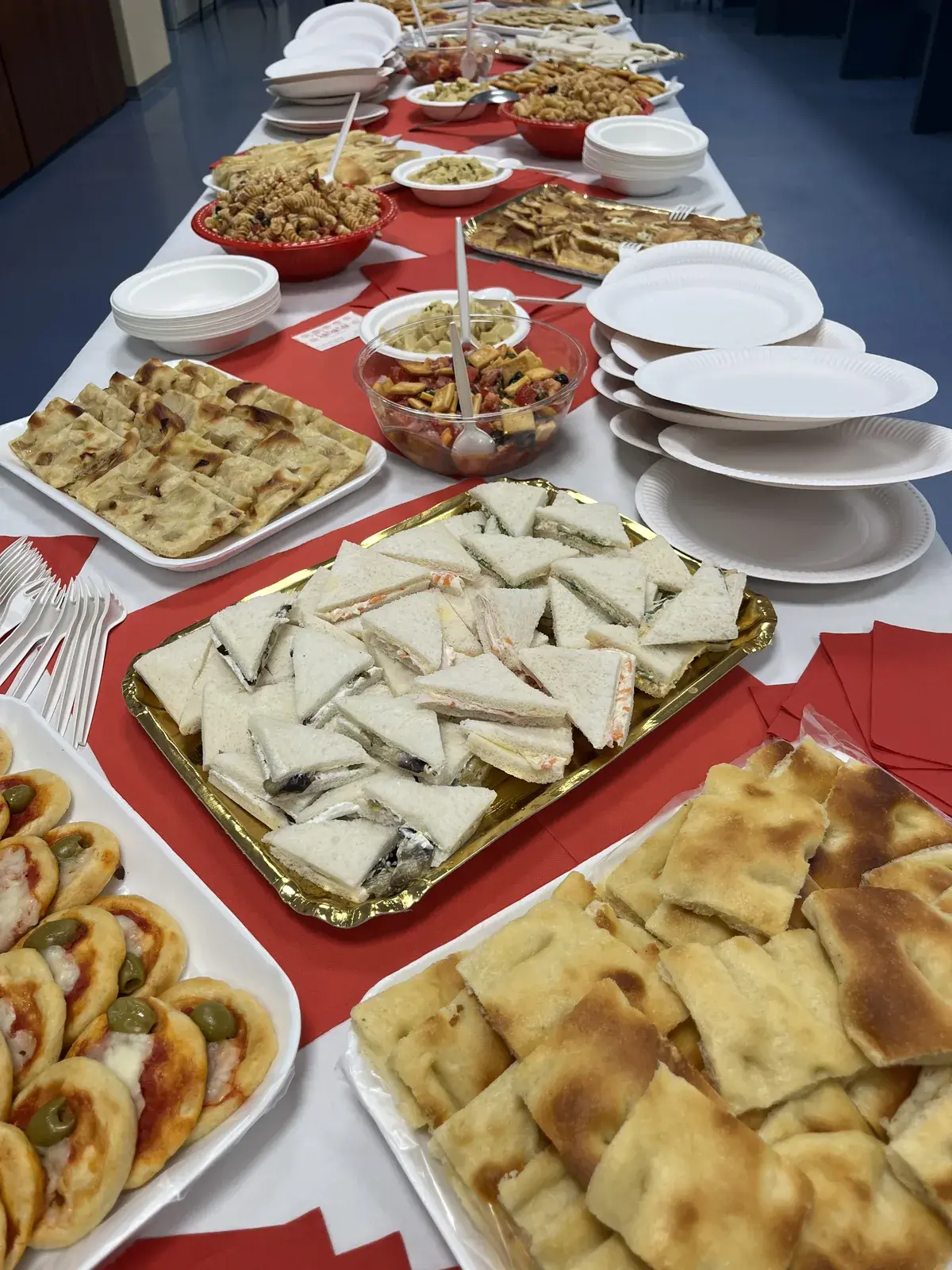 Buffet dolce e salato preparato da Tabatù per un evento