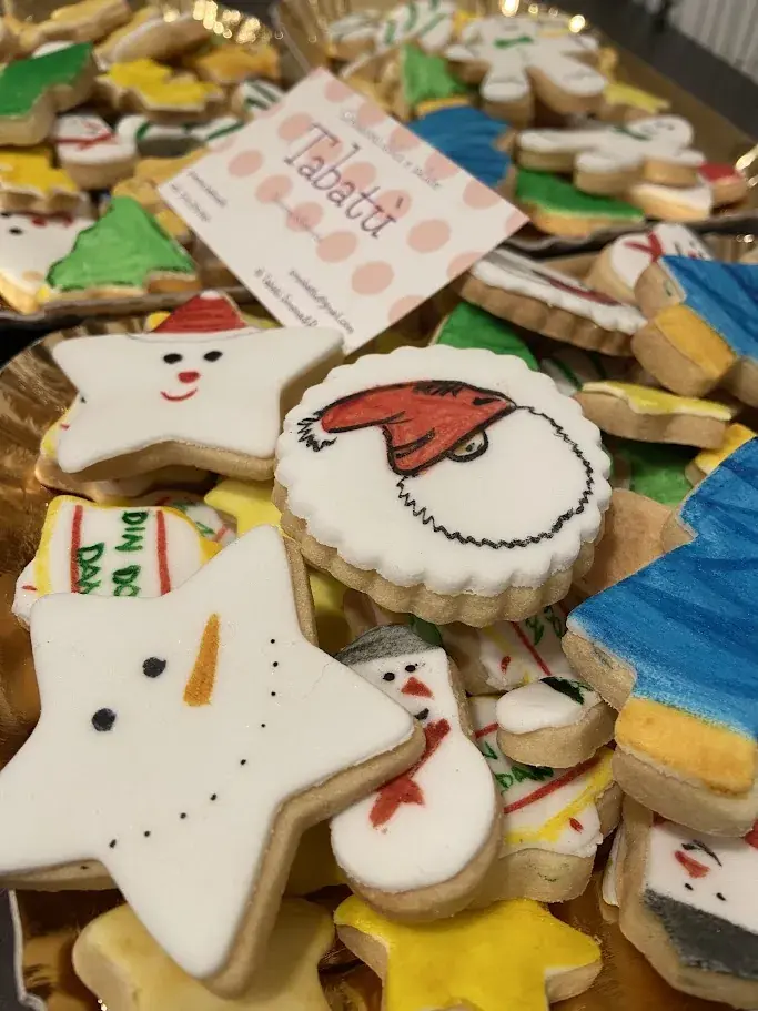 Biscotti assortiti decorati a tema Natale realizzati da Tabatù