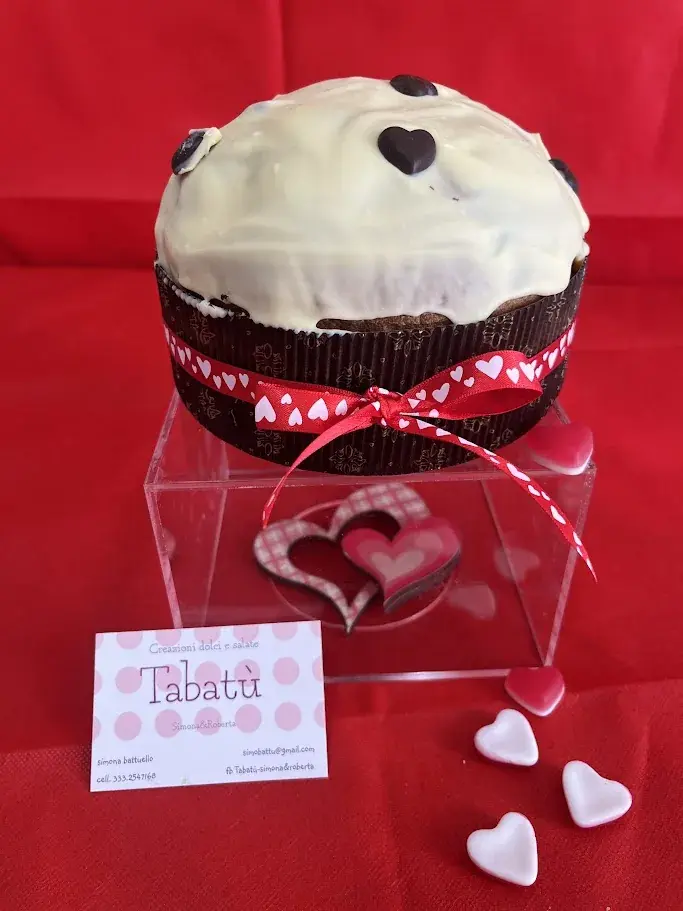 Dolce di San Valentino al cioccolato con decorazioni a cuore