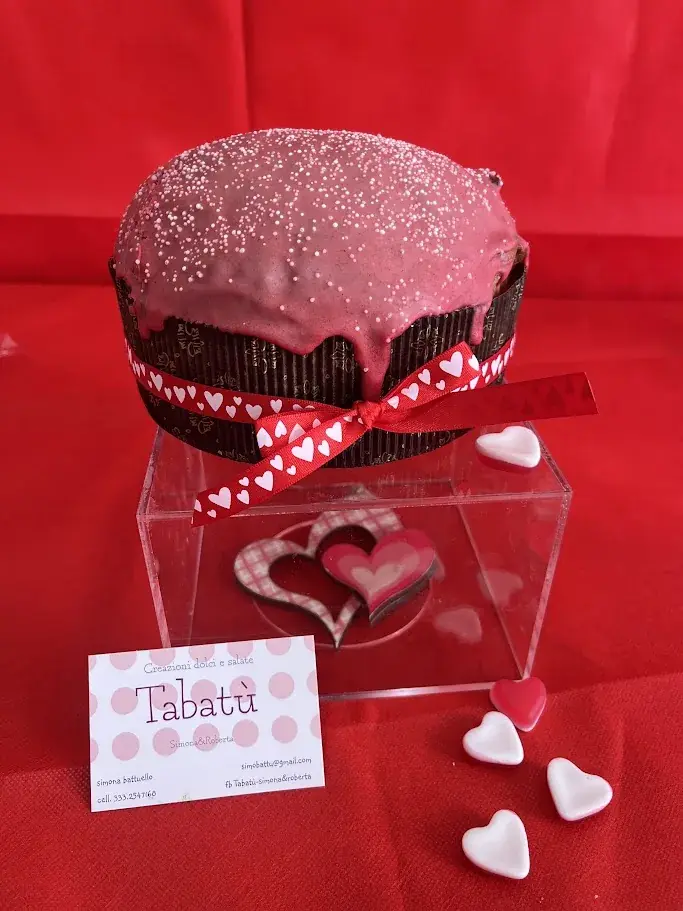 Dolce di San Valentino con glassa rosa e decorazioni a cuore