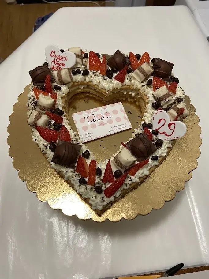 Torta a cuore con fragole e cannoli per San Valentino