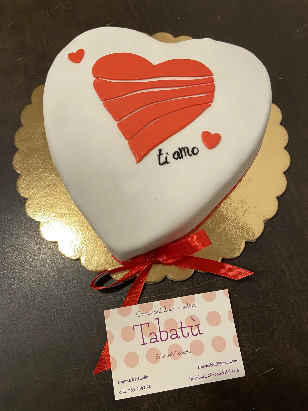 Torta a cuore bianca con scritta Love realizzata da Tabatù