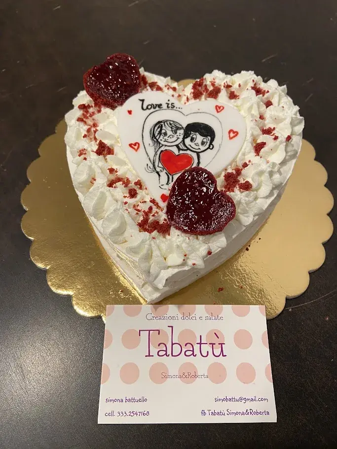 Torta a cuore con rose decorative per San Valentino