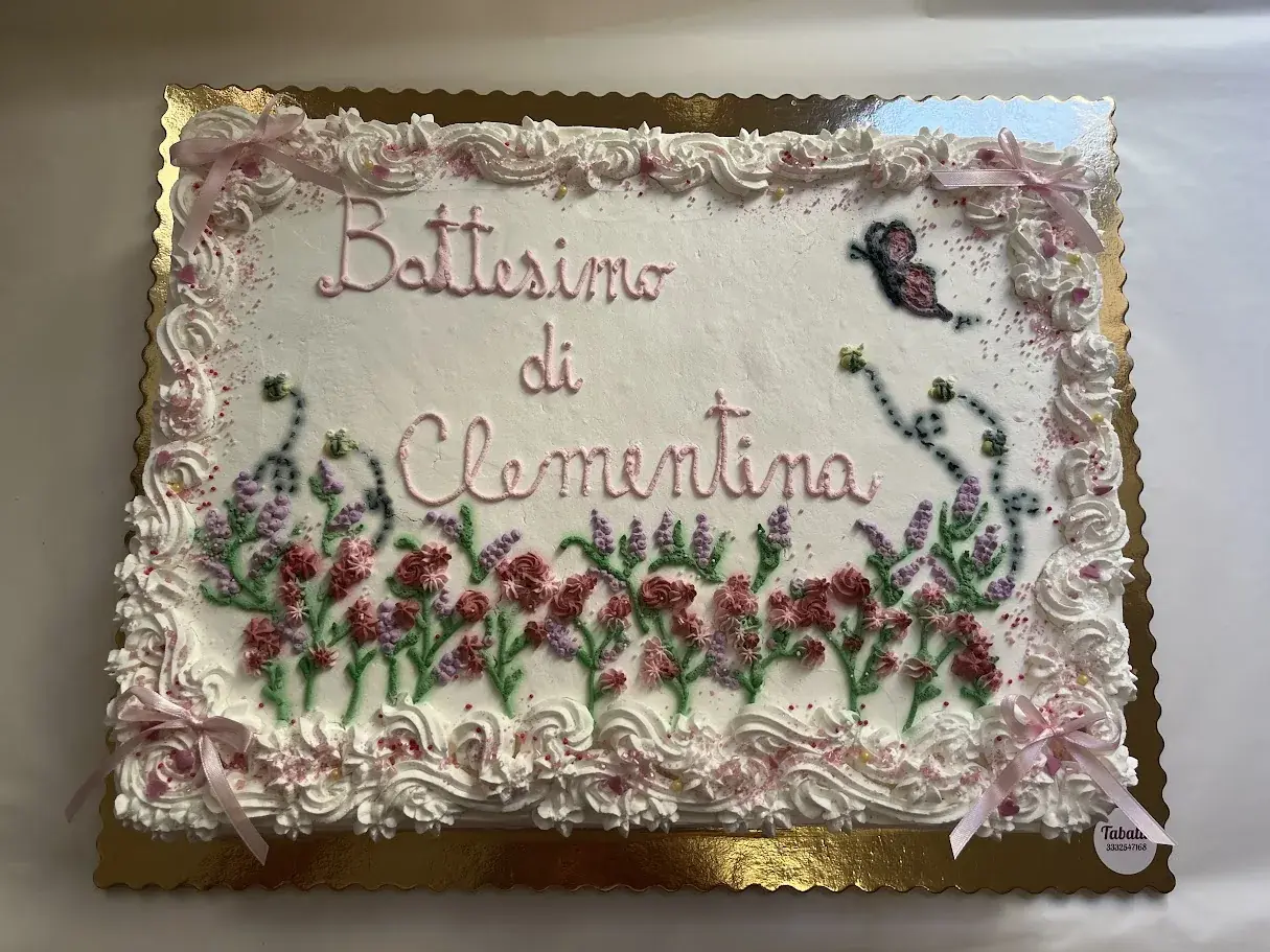 Torta personalizzata per battesimo con decorazioni floreali realizzata da Tabatù