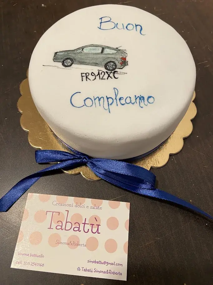 Torta di compleanno personalizzata con disegno di automobile realizzata da Tabatù