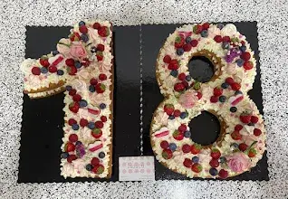Number cake numero 18 personalizzata realizzata da Tabatù