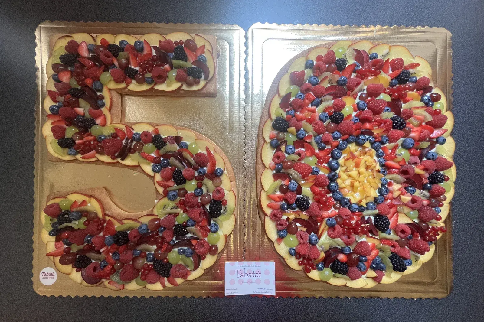 Number cake numero 50 decorata con frutta realizzata da Tabatù
