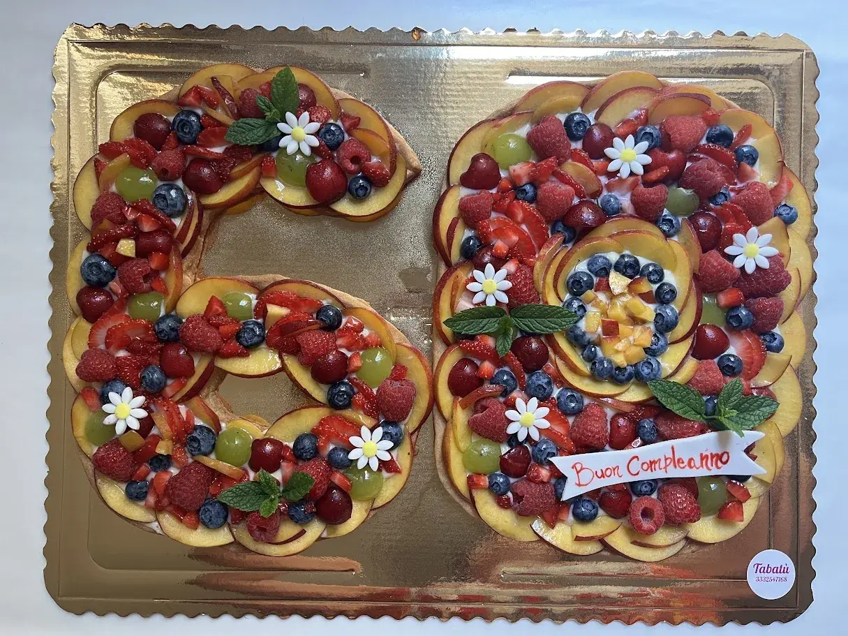 Number cake numero 60 decorata con frutta realizzata da Tabatù