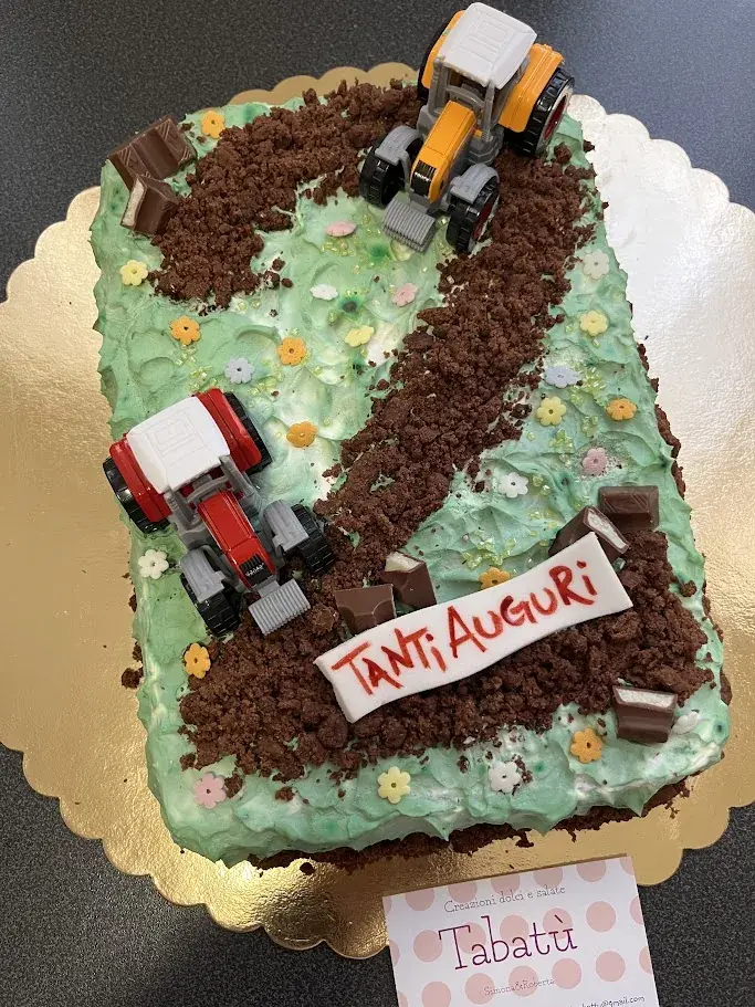 Torta personalizzata a tema strada e camion realizzata da Tabatù