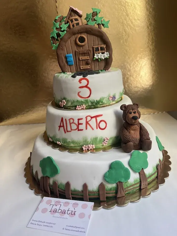 Torta personalizzata a tre piani a tema bosco realizzata da Tabatù